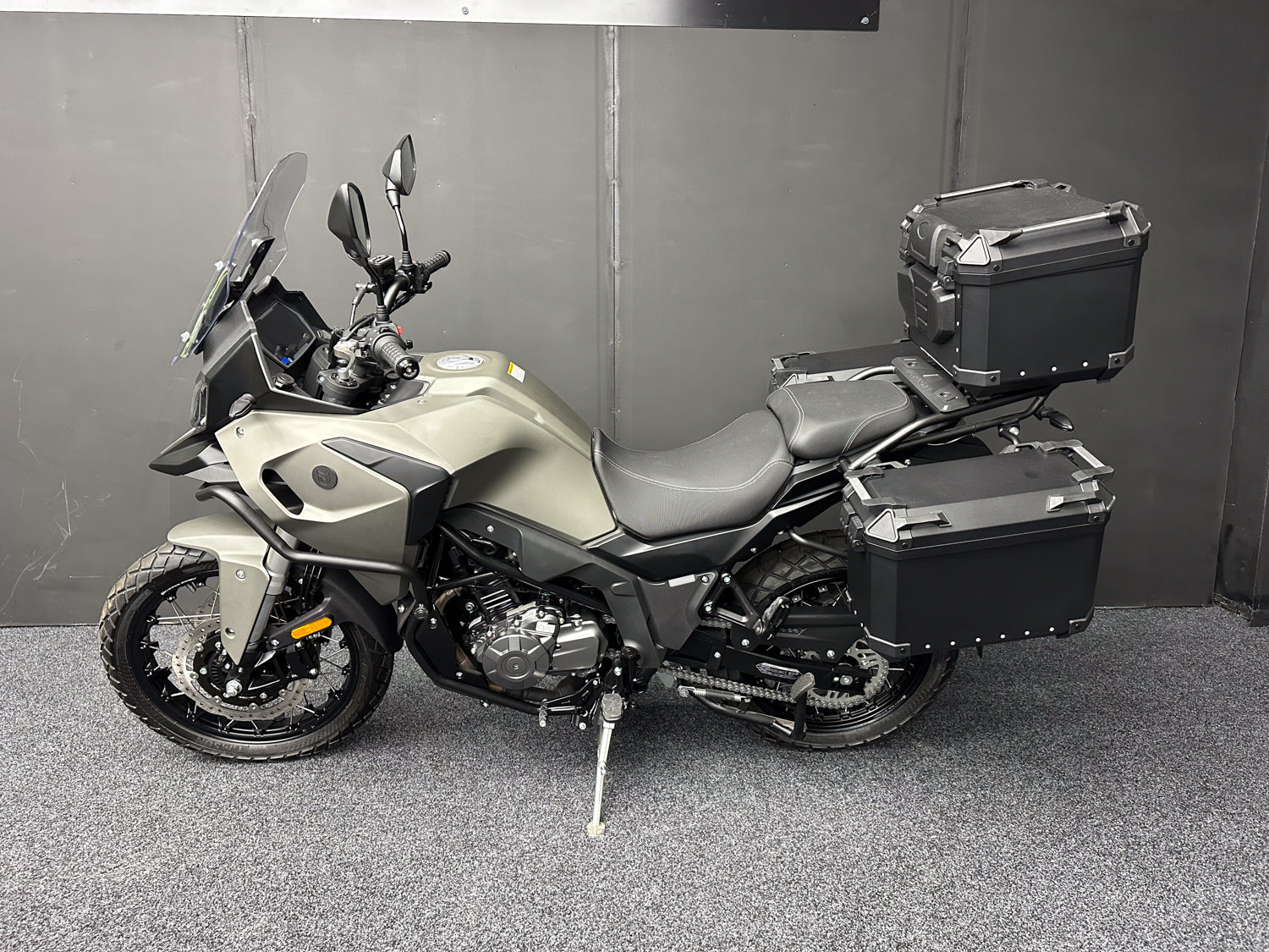 BRAND NEW - MUTT STRAVIG 401