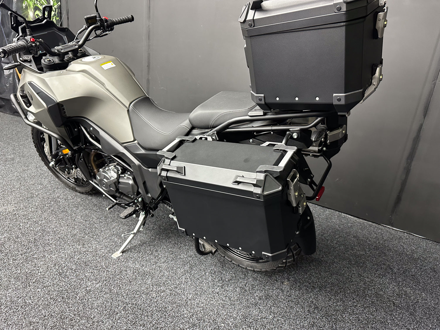 BRAND NEW - MUTT STRAVIG 401