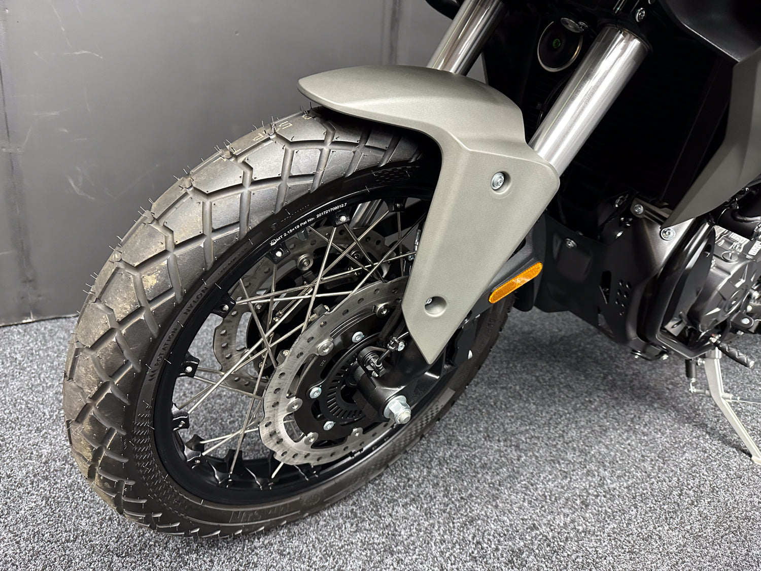 BRAND NEW - MUTT STRAVIG 401