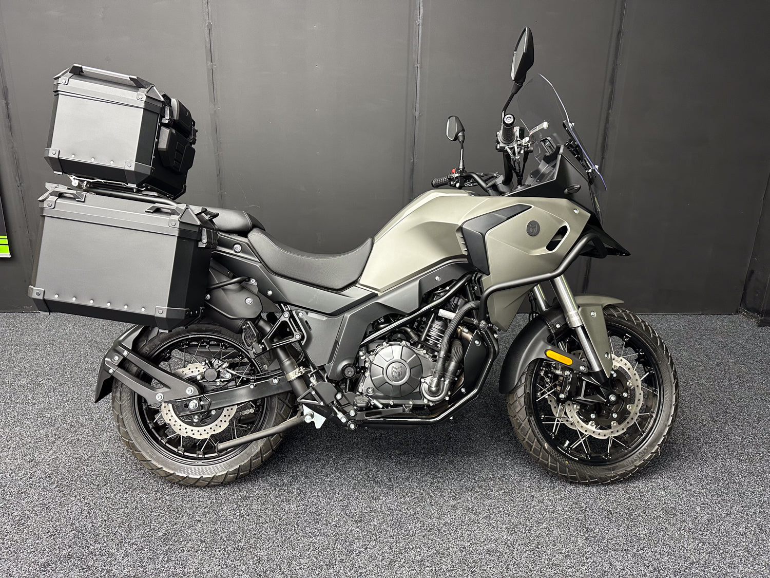 BRAND NEW - MUTT STRAVIG 401