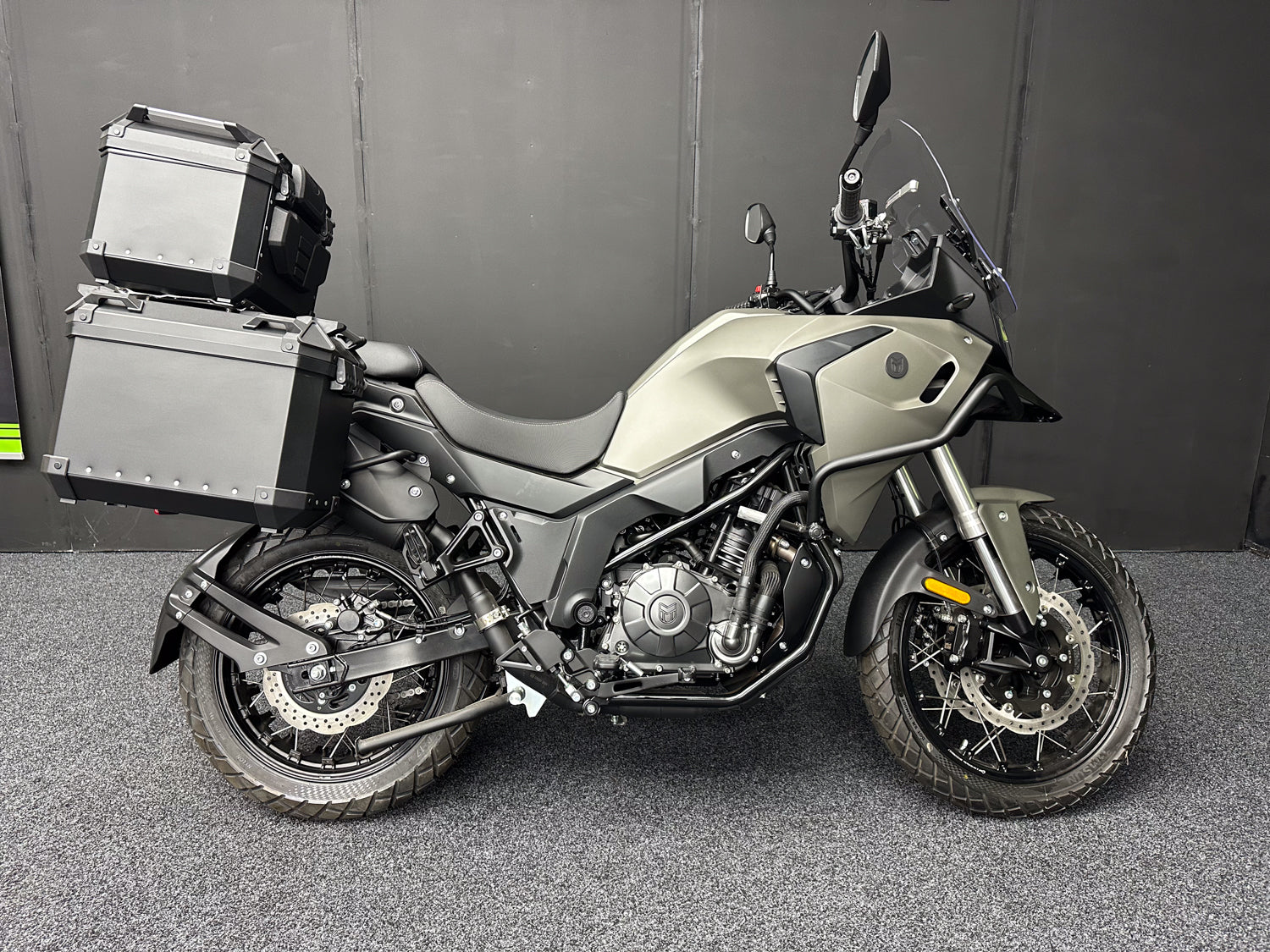 BRAND NEW - MUTT STRAVIG 401