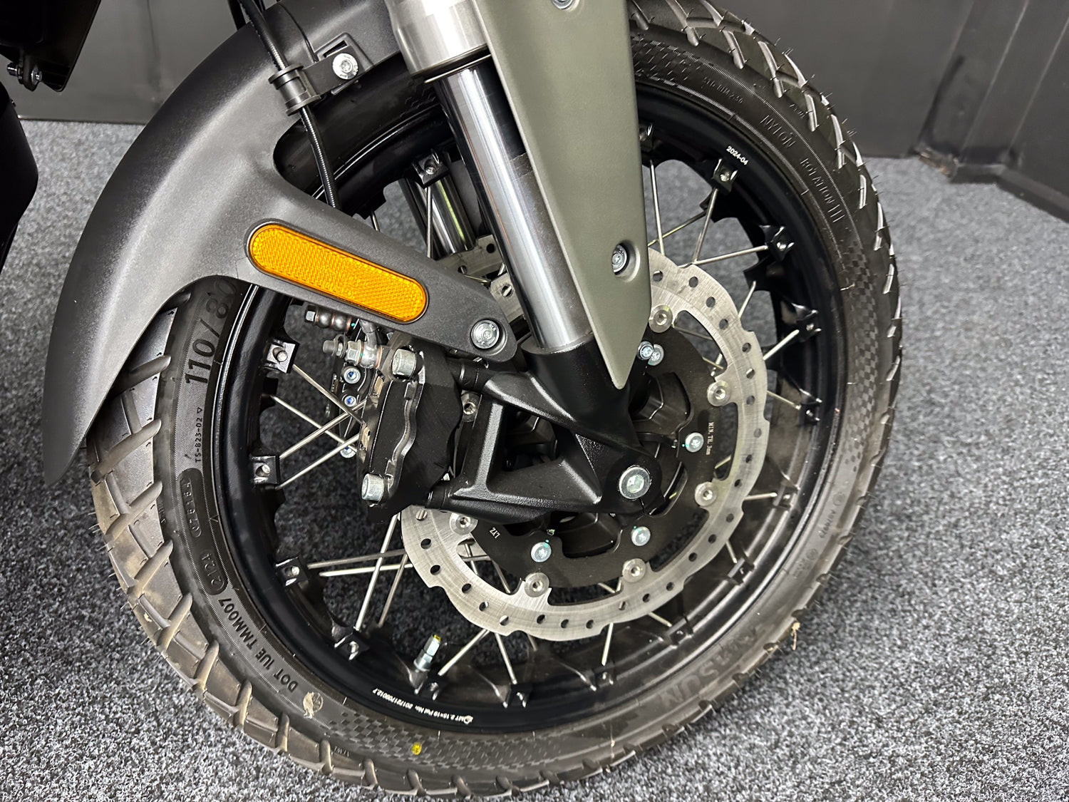 BRAND NEW - MUTT STRAVIG 401